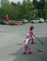 Lisen & Maja hjälper till vid städdagen 2019